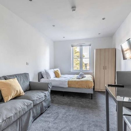 Modern Apartment On Egham High St And Close To Royal Holloway エクステリア 写真