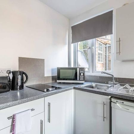 Modern Apartment On Egham High St And Close To Royal Holloway エクステリア 写真