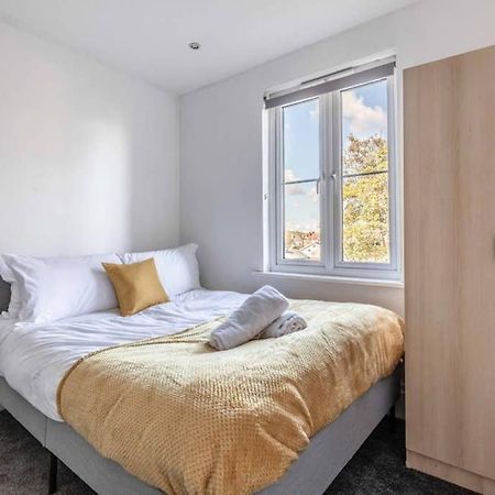 Modern Apartment On Egham High St And Close To Royal Holloway エクステリア 写真