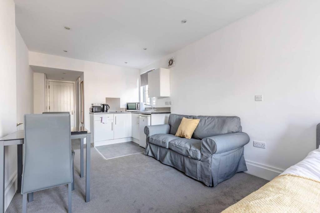 Modern Apartment On Egham High St And Close To Royal Holloway エクステリア 写真