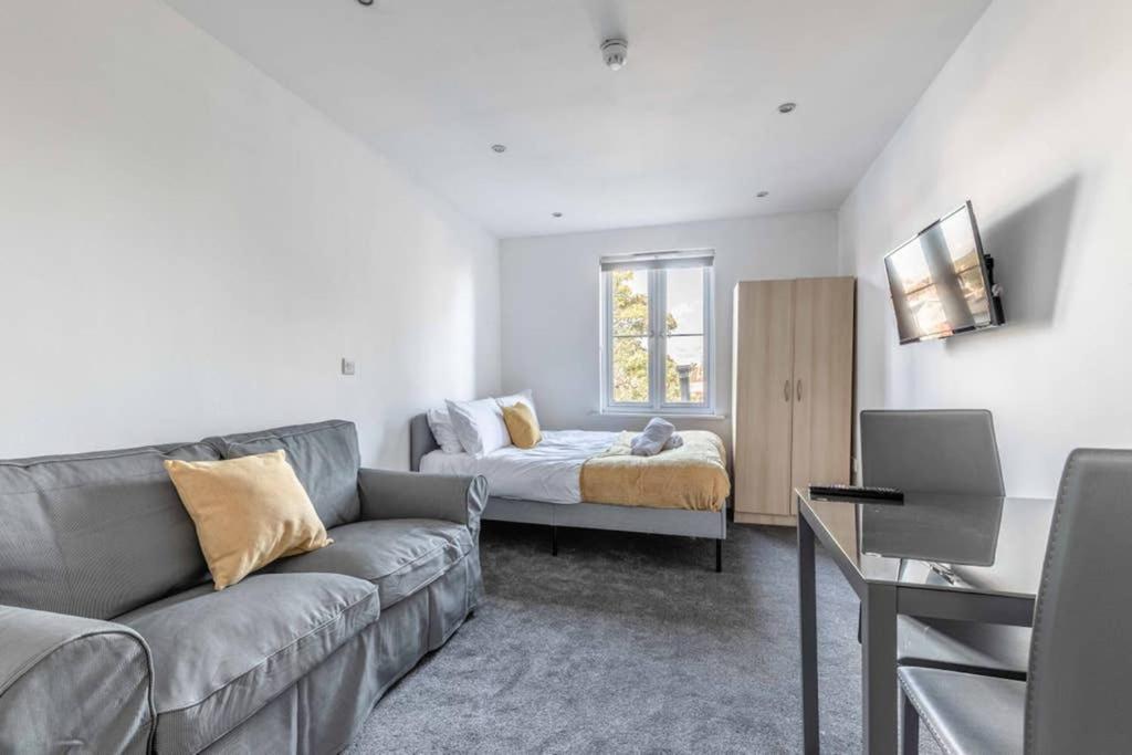 Modern Apartment On Egham High St And Close To Royal Holloway エクステリア 写真