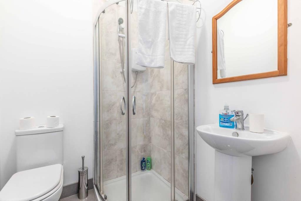 Modern Apartment On Egham High St And Close To Royal Holloway エクステリア 写真