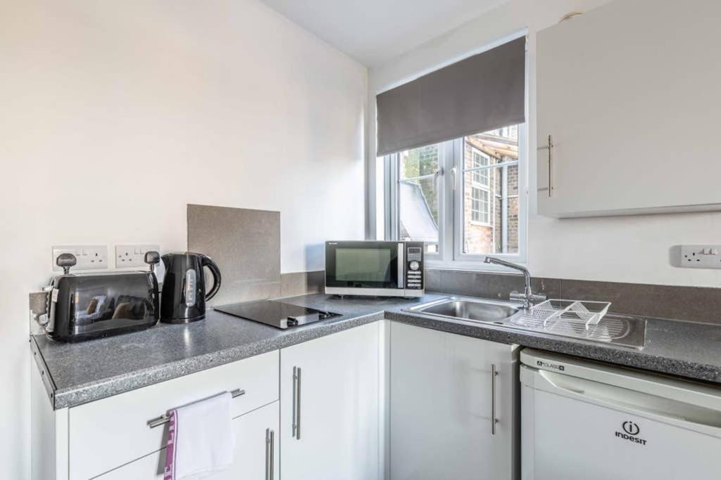 Modern Apartment On Egham High St And Close To Royal Holloway エクステリア 写真