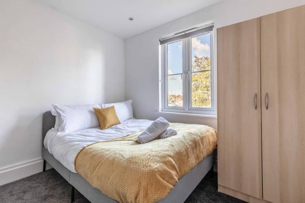 Modern Apartment On Egham High St And Close To Royal Holloway エクステリア 写真