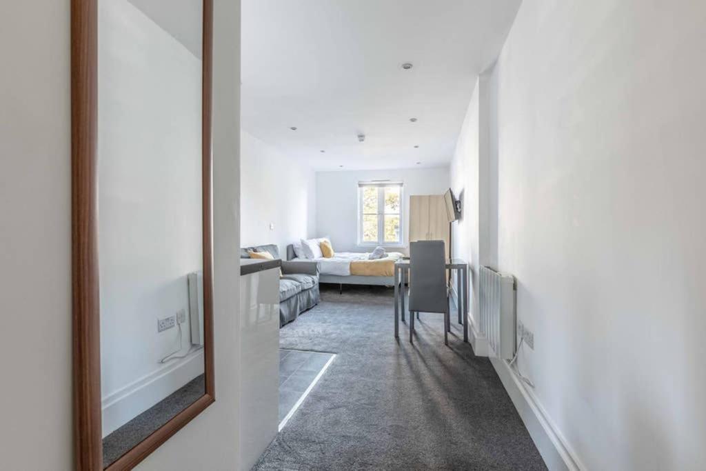 Modern Apartment On Egham High St And Close To Royal Holloway エクステリア 写真