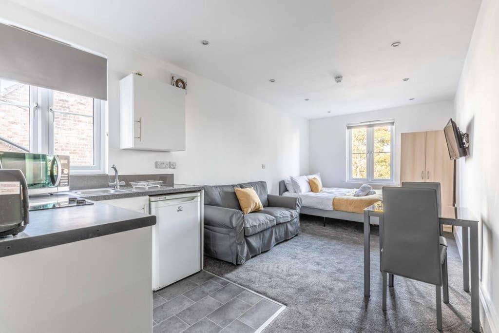Modern Apartment On Egham High St And Close To Royal Holloway エクステリア 写真